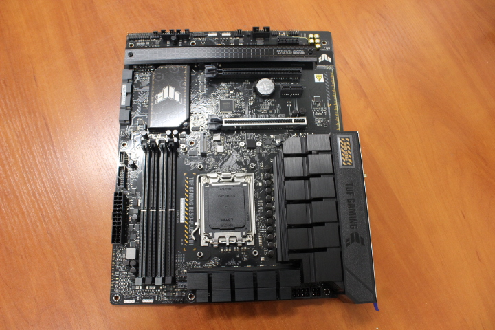 SALE OUT. - Asus TUF GAMING B650-PLUS WIFI - Processor family AMD - Processor socket  AM5 - DDR5 DIMM - Memory slots 4 - Supported hard disk drive interfaces 	SATA, M.2 - Number of SATA connectors 4 - Chipset  AMD B650 - ATX - WITHOUT ORIGINAL PACKAGING A